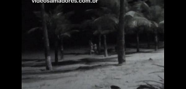  Mulher safada é flagrada engolindo porra na praia de Itanhaém, em São Paulo